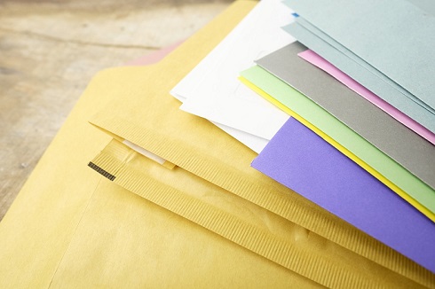 Enveloppes sécurisées : jetable vs réutilisable
